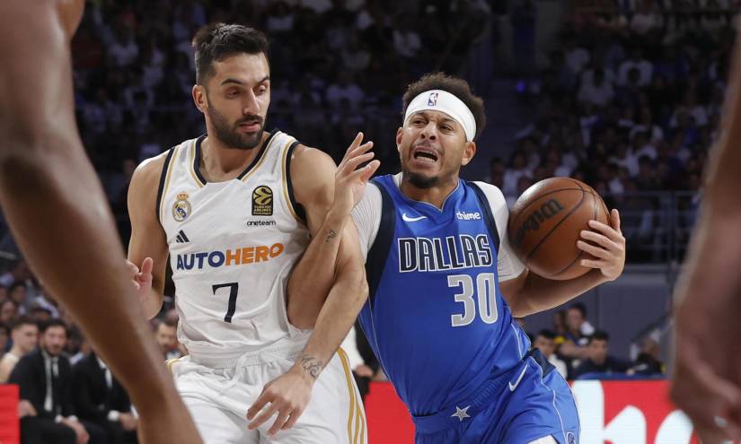 El base de Dallas Mavericks Seth Curry (d) lucha con el argentino Facundo Campazzo, del Real Madrid, durante un partido amistoso.
