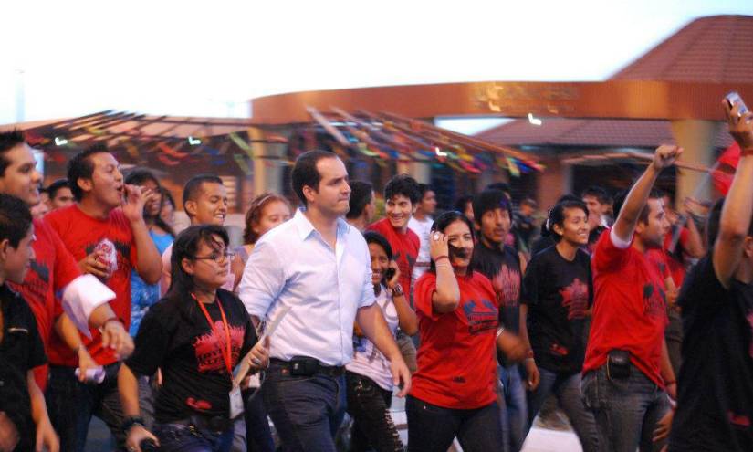 Agustín Intriago en medio de jóvenes, en una fotografía publicada en 2012.