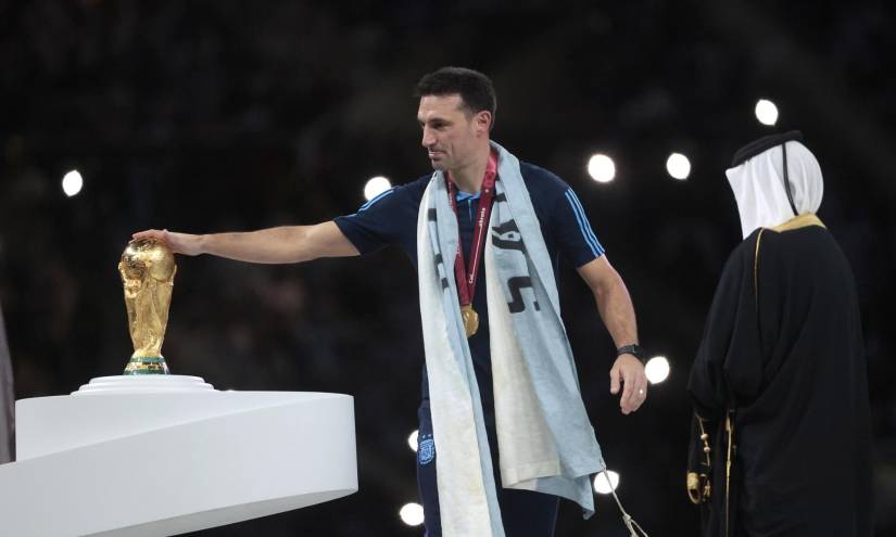 GR7042. LUSAIL (CATAR), 18/12/2022.- El seleccionador de Argentina Lionel Scaloni toca el trofeo de la Copa del Mundo hoy, en la final del Mundial de Fútbol Qatar 2022 entre Argentina y Francia en el estadio de Lusail (Catar). EFE/ Juan Ignacio Roncoroni