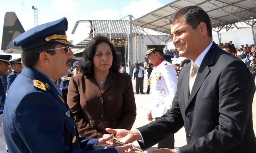 El general Jorge Gabela Bueno (izq.) saluda con el expresidente Rafael Correa.