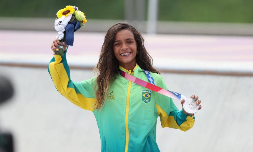 La joven brasileña Rayssa Leal con la medalla de plata de la prueba de skate.