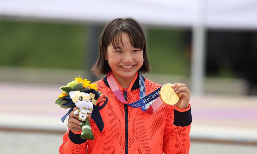Momiji Nishiya de Japón con la medalla de oro del street femenino de skateboarding.