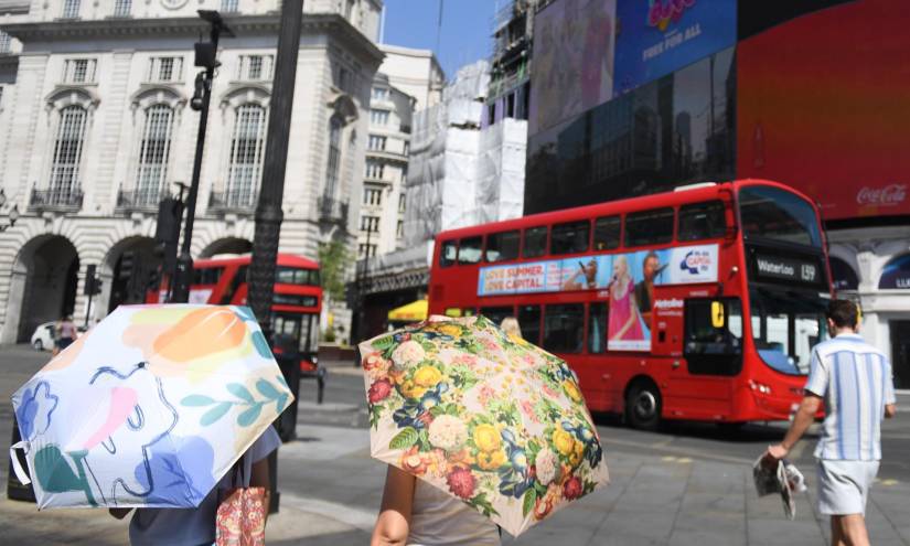 En Londres, la gente utiliza paraguas para protegerse del calor extremo.