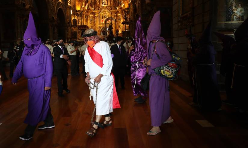 Cucuruchos, verónicas y fieles participan en la tradicional procesión Jesús del Gran Poder, en Quito.