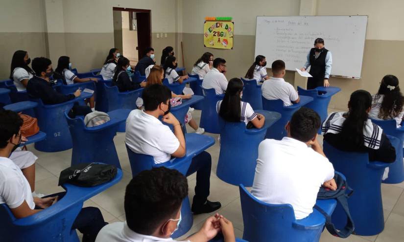 En las clases presenciales en Guayaquil, los estudiantes deberán seguir usando mascarillas.