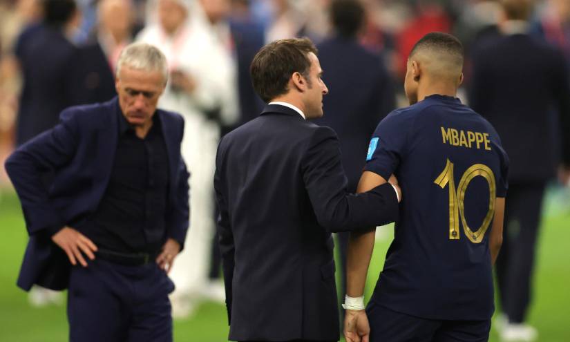 El presidente Macron consuela a los jugadores de la selección Francesa