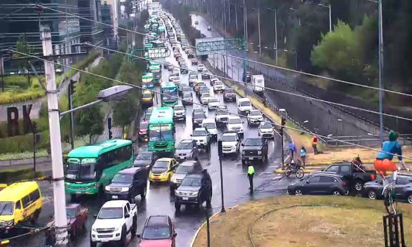 Una fuerte congestión se produjo en el sector de El Ciclista, al norte de Quito.