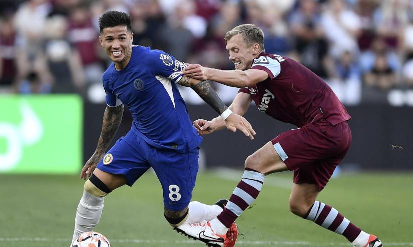Enzo Fernández elude la marca de un defensa del West Ham