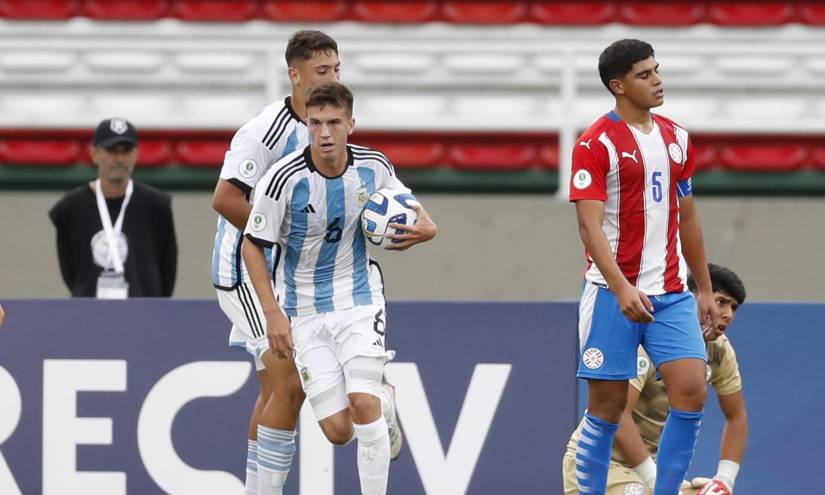 Máximo Perrone (c) Argentina celebra un gol en el partido de la fase de grupos del Sudamericano Sub-20 ante Paraguay.