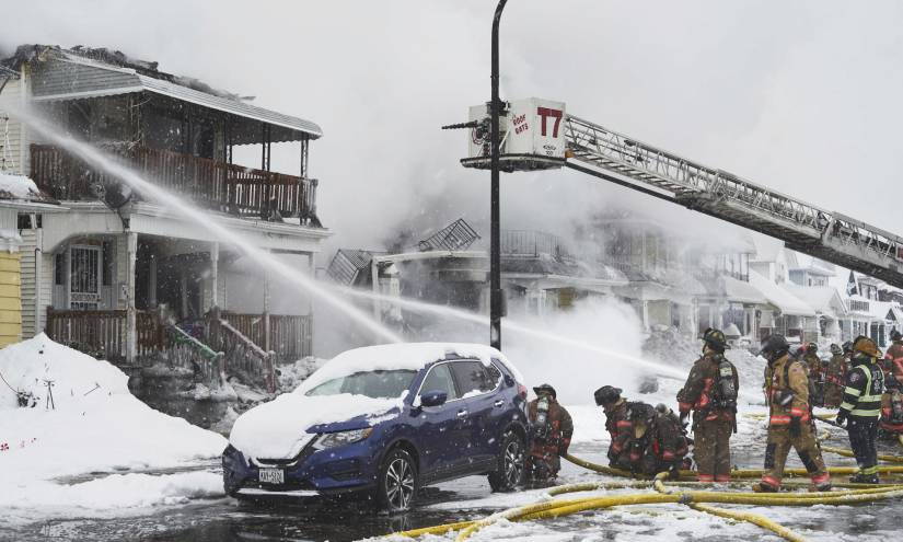 Bomberos apagan un incendio en una vivienda en Lonsdale Road en Búfalo, Nueva York (EE.UU.), el 26 de diciembre de 2022. EFE/EPA/Josh Thermidor