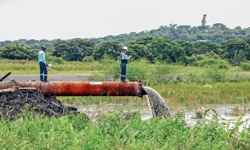 Los sedimentos pasan después por una tubería de hierro y se depositan en un terreno en Durán.