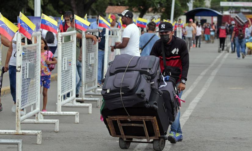 Venezolanos cruzan el Puente Internacional Simón Bolívar rumbo a Colombia.