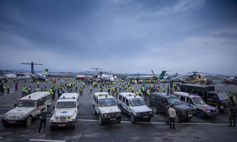 Ambulancias acudieron al aeropuerto de Katmandú para llevar a las víctimas.