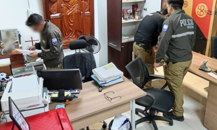 La Policía levantó indicios (documentación y equipos electrónicos) de la oficina de Emerson Curipallo.