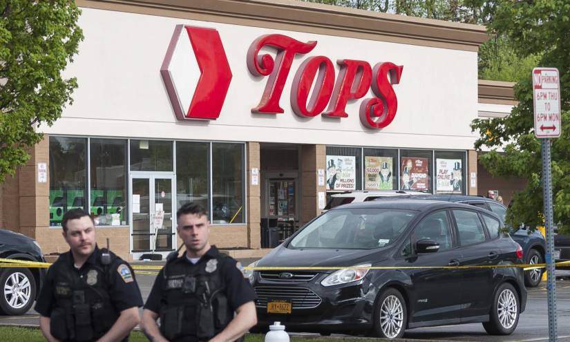 Oficiales de policía en la escena de un tiroteo masivo en una tienda de Tops Friendly Market en Búfalo, Nueva York (EE.UU.), este 14 de mayo de 2022.