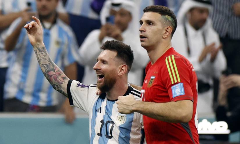 Lionel Messi y el arquero Emiliano Martínez celebran las clasificación de Argentina a las semifinales del Mundial Qatar 2022.