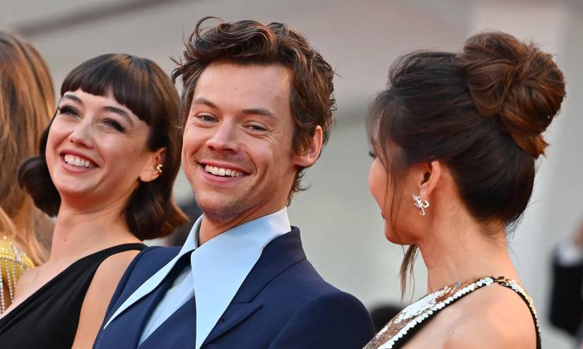 Harry Styles junto a su equipo de 'Don't worry my darling'.