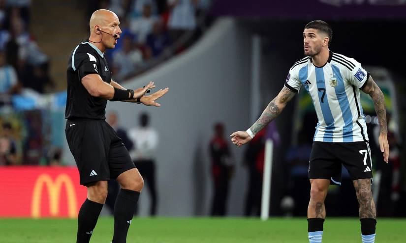 Rodrigo De Paul (d), de Argentina, discute con el juez central Szymon Marciniak durante los octavos de final ante Australia.