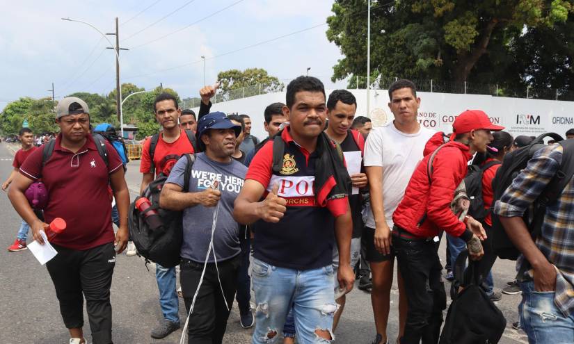 Migrantes ecuatorianos protestaron a las afueras de la estación migratoria en Tapachula, sur de México.