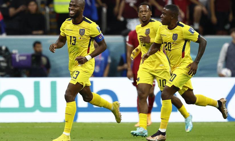 Enner Valencia (L) de Ecuador celebra durante a FIFA partido de fútbol delMundial de la fase de grupo entre Qatar y Ecuador en Al estadio de Cebo en Al Khor, Qatar, 20 noviembre 2022.