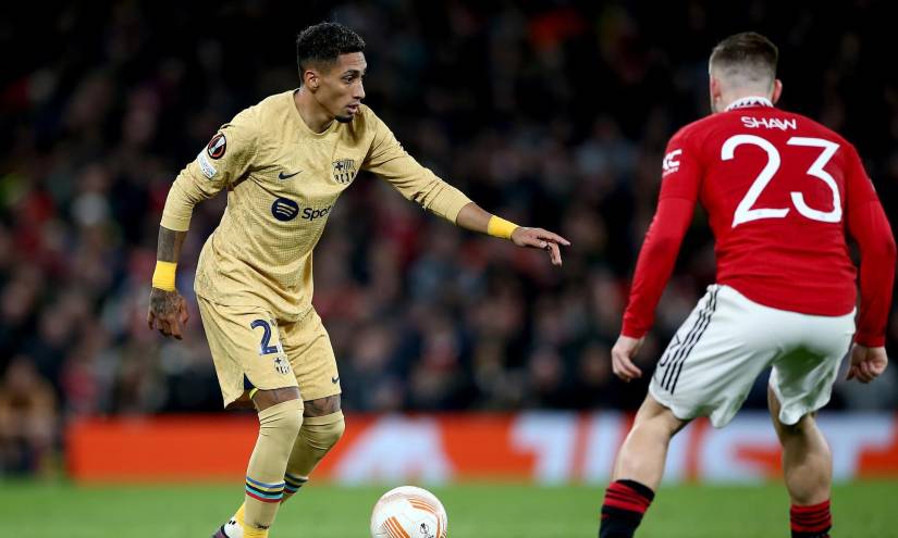 Manchester (United Kingdom), 23/02/2023.- Luke Shaw (R) of Manchester United in action against Raphinha of Barcelona during the UEFA Europa League play-off, 2nd leg match between Manchester United and FC Barcelona in Manchester, Britain, 23 February 2023. (Reino Unido) EFE/EPA/Adam Vaughan