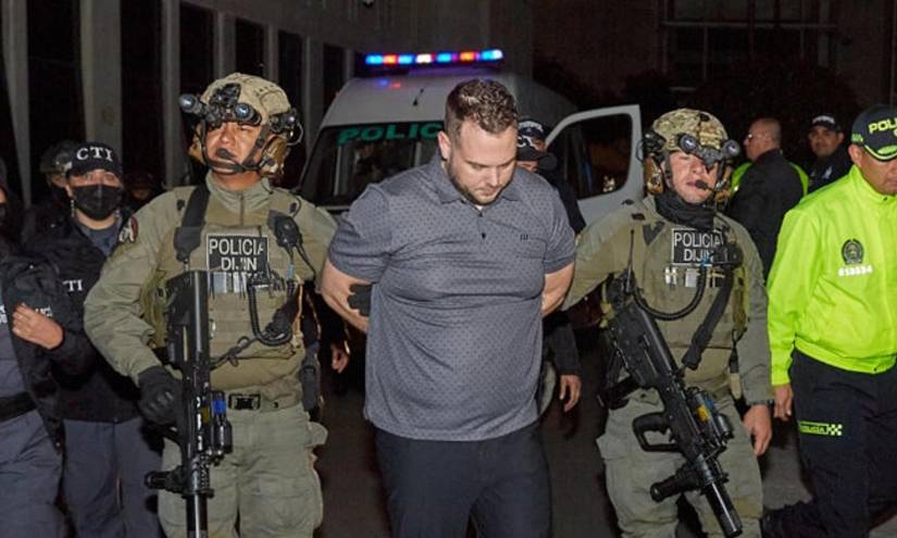 El estadounidense John Poulos (c) fue atrapado en Panamá y llevado a Colombia para que responda por el asesinato de Valentina Trespalacios.