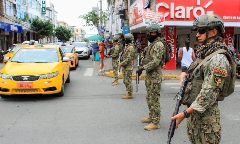 Militares resguardan la ciudad de Esmeraldas.