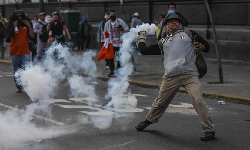 Manifestantes se enfrentan con la Policía hoy y reclaman el cierre del Congreso y la convocatoria a elecciones generales hoy en Lima (Perú).