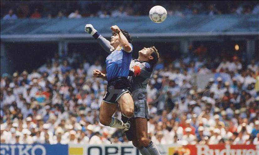 Subastan el balón de la 'Mano de Dios' de Diego Maradona