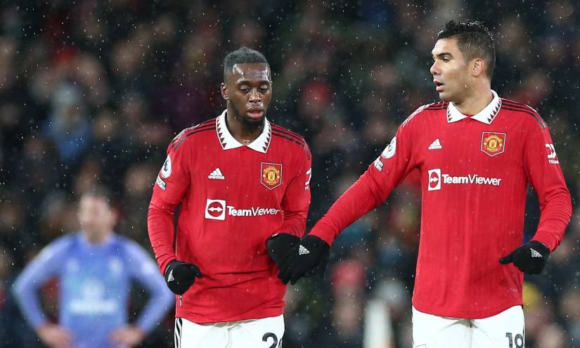 Casemiro conversa con Aaron Wan-Bissaka durante el triunfo de su equipo ante Bournemouth.