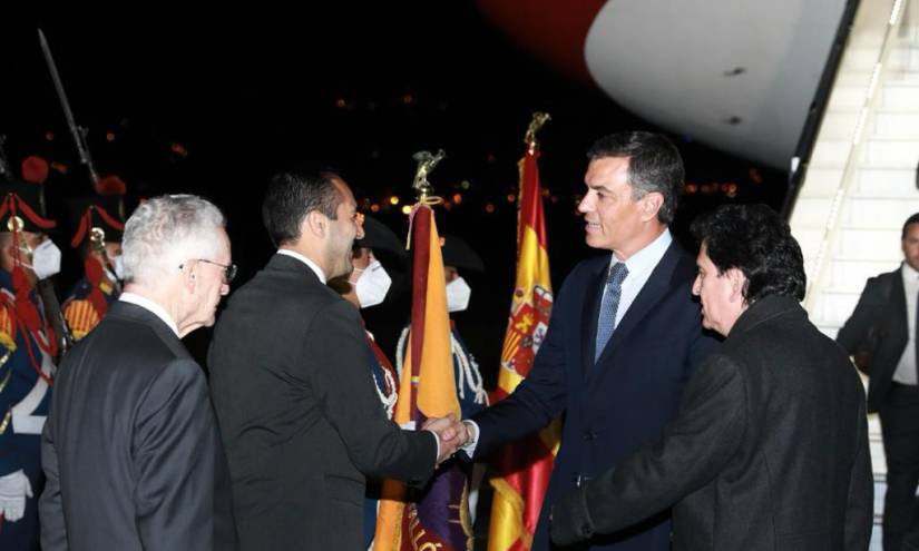 Presidente de España llega a Quito para reunirse con presidente Lasso