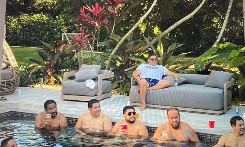 En la foto aparece el exasambleísta Ronny Aleaga en la casa de Miami, EE.UU., de Xavier Jordán.