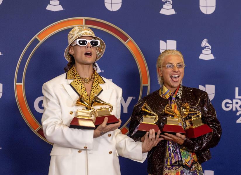 Ca7riel (i) y Paco Amoroso (d) posan en la sala de prensa con los premios a la Mejor Canción Pop por 'El día del amigo', a la Mejor Canción Alternativa por '#Tetas', al Mejor Álbum de Música Alternativa por 'Papota', al Mejor Video Musical de Formato Corto por '#Tetas' y al Mejor Video Musical de Formato Largo por 'Papota'.