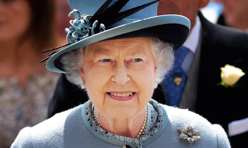 Fotografía de archivo, tomada el 1 de junio de 2013, en la que se registró a la fallecida reina de Inglaterra, Isabel II, en Londres (Reino Unidos).