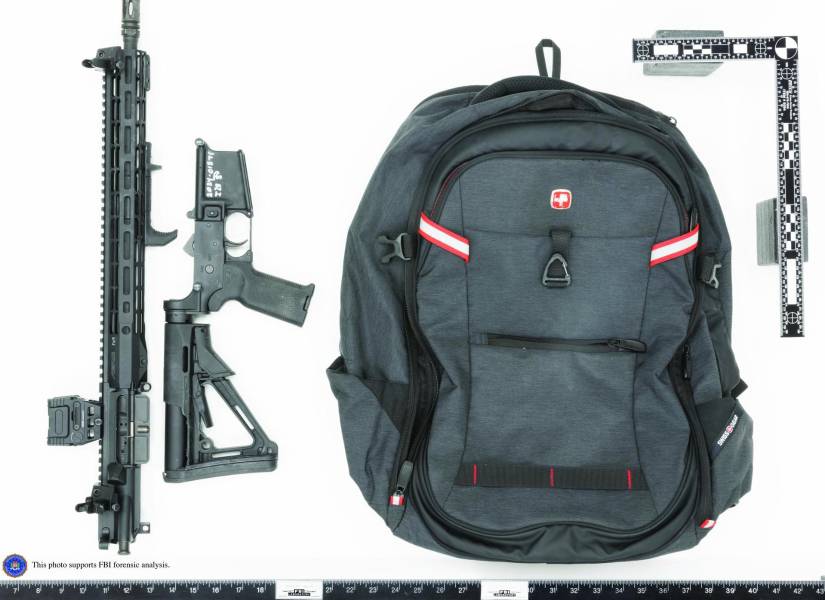 Fotografía cedida por el FBI donde se muestra una mochila y el rifle A-15 que Thomas Matthew Crooks usó en el intento de asesinato contra el expresidente Donald Trump.