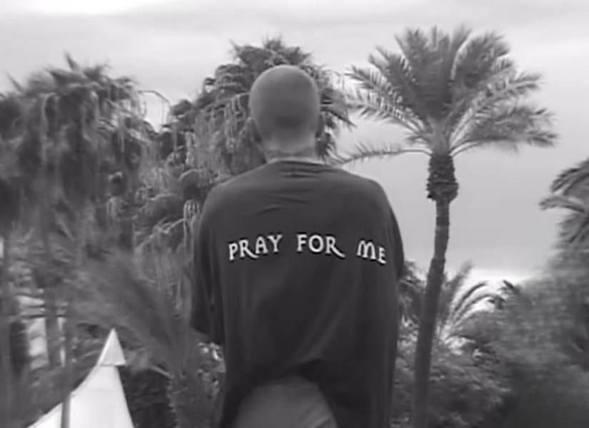 La publicación está acompañada de imágenes de Justin vistiendo una camiseta con la inscripción Pray for Me.