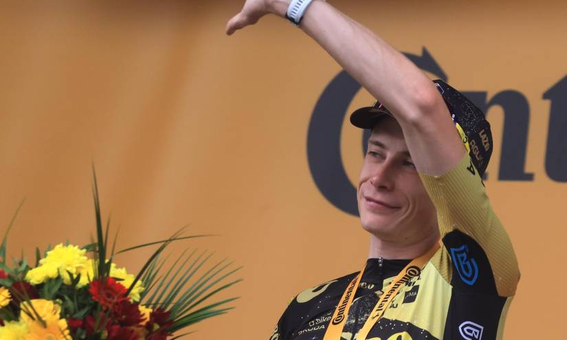 El danés Jonas Vingegaard celebra su victoria en la decimosexta etapa del Tour de Francia.