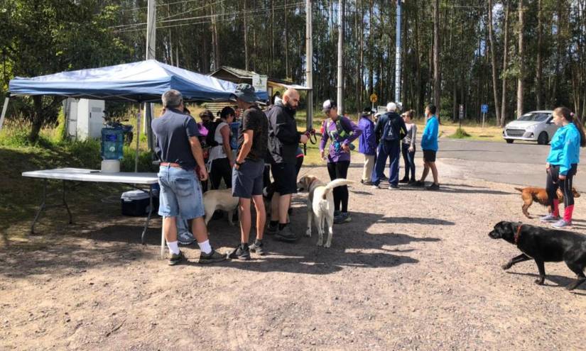 Momento en que los vecinos recolectan firmas para defender al parque.