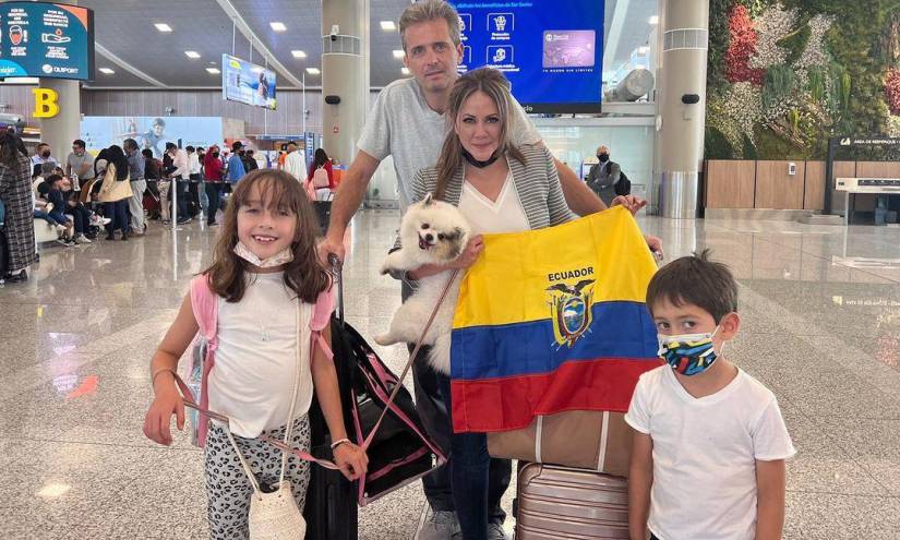 Denisse Molina junto a su familia en el aeropuerto de Quito.