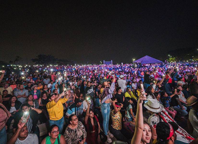 Imagen del público que estuvo en el Concierto de Carnaval 2025, organizado en Parque Samanes.