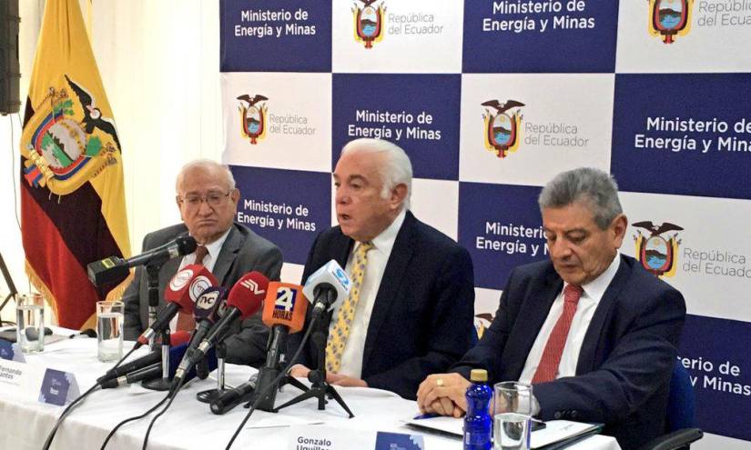 El ministro de Energía, Fernando Santos Alvite (c) y el gerente de Celec, Gonzalo Uquillas.