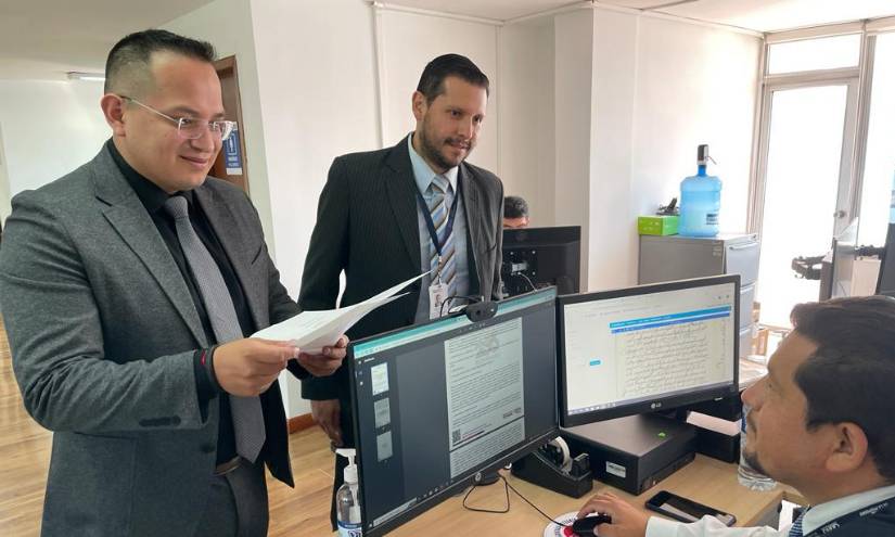 Las nuevas computadoras fueron instaladas en las oficinas.