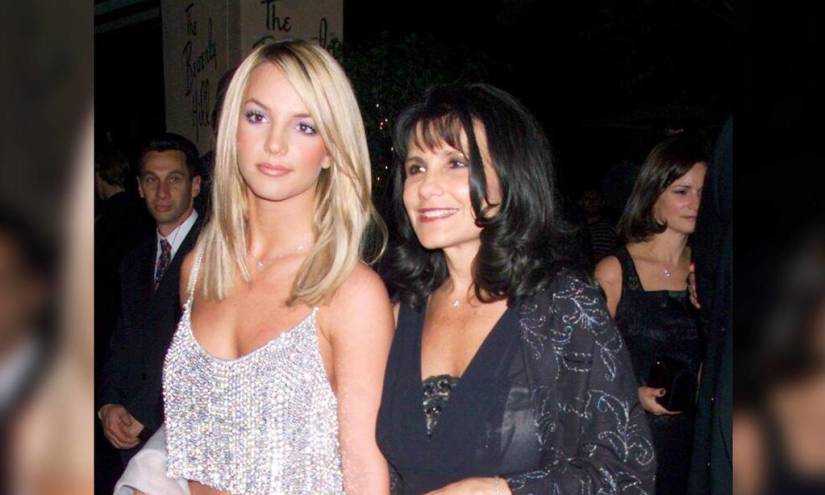 Britney Spears y su madre en una alfombra roja.