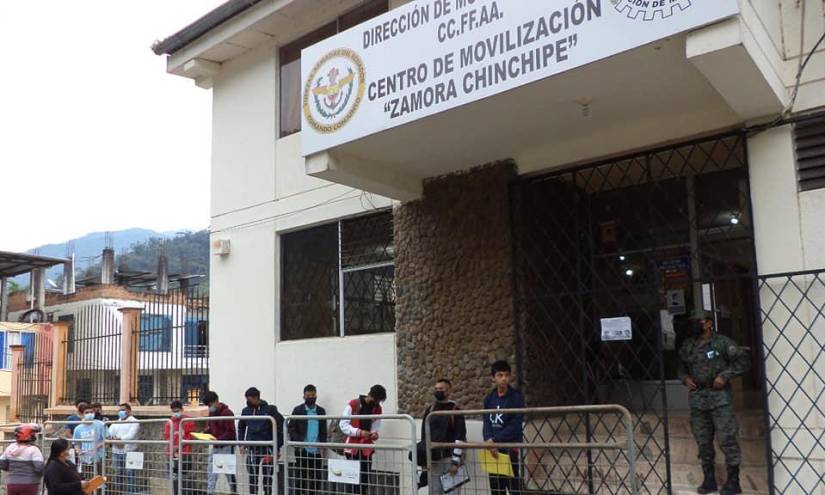 En Zamora Chinchipe, los jóvenes madrugaron para cumplir con el servicio militar.