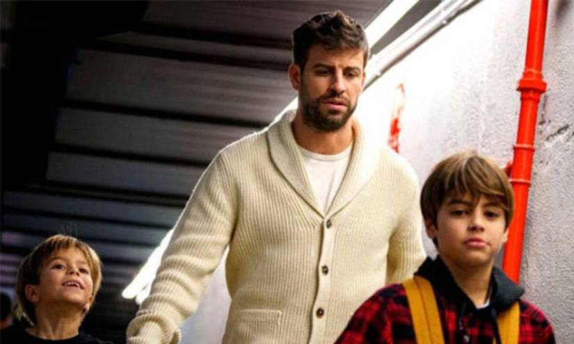Gerard Piqué junto a sus hijos, Milan y Sasha.