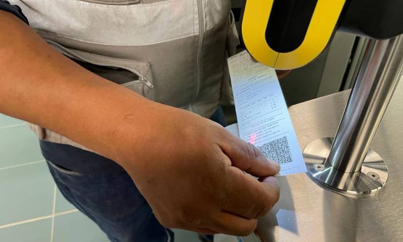 Un papel con un código QR se entregaba a los usuarios en la operación comercial.