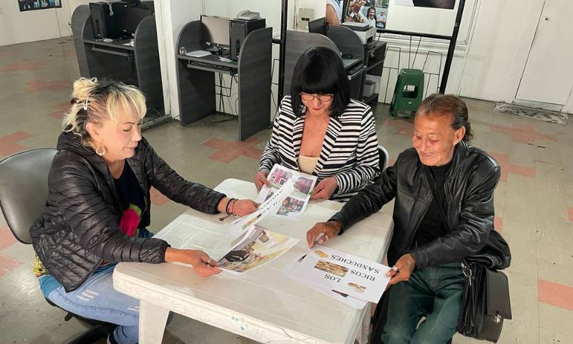 Las activistas en las oficinas de Coccinelle, en la calles Esmeraldas y Vargas.