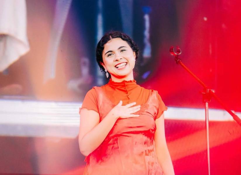 En un homenaje al folclor colombiano, con su cuatro venezolano entonado, Silvana Estrada comenzó a cantar La Tierra del Olvido de Carlos Vives, que cumple 30 años este 2025.