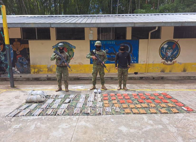 Miembros de las Fuerzas Armadas junto a material incautado usado en la minería ilegal.