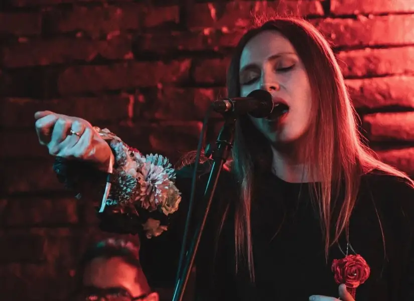 LaTorre es una artista que mezcla la tradición andina con la electrónica y el pop, contando con un álbum y un EP